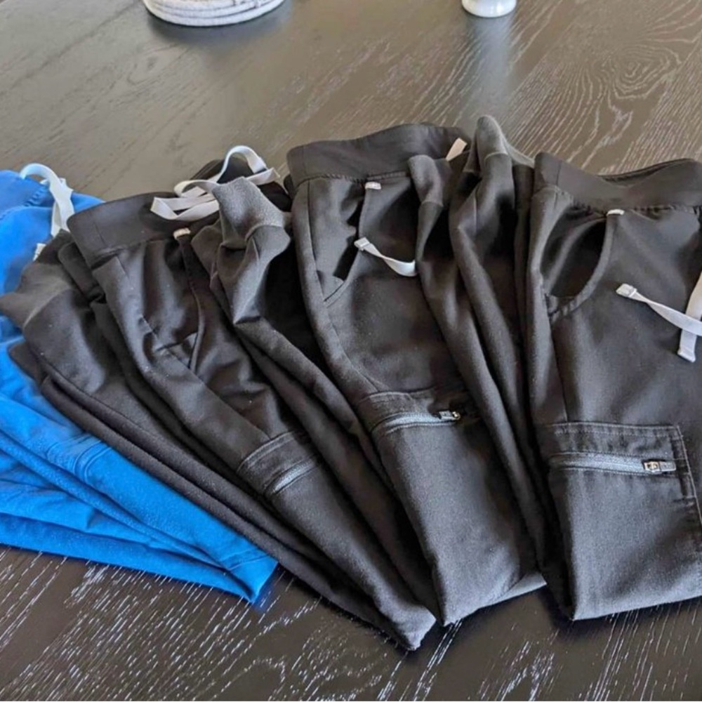Four pair of Figs Zamora Jogger Medium Petite